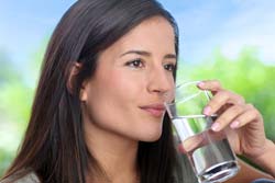 Autre femme qui boit de l'eau